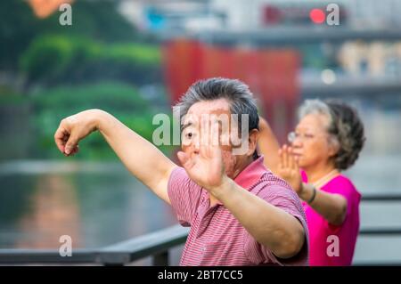 PÉKIN / CHINE - 17 juin 2015 : personnes âgées pratiquant le Tai Chi dans un parc à Pékin, Chine Banque D'Images