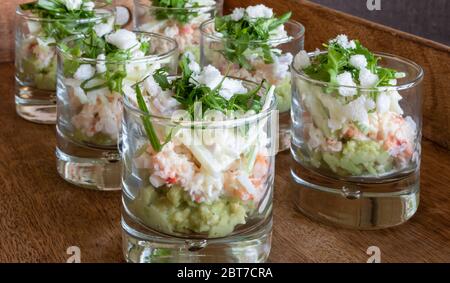 Apéritif avec avocat et crabe. Banque D'Images