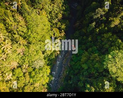 Vue aérienne sur la rivière avec des bateaux pour le rafting dans la forêt de la jungle à Bali Banque D'Images