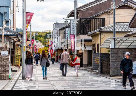 Uji, Japon - 14 avril 2019: Village traditionnel avec route de magasins vendant des produits de thé vert et beaucoup de gens touristes étrangers marchant Banque D'Images