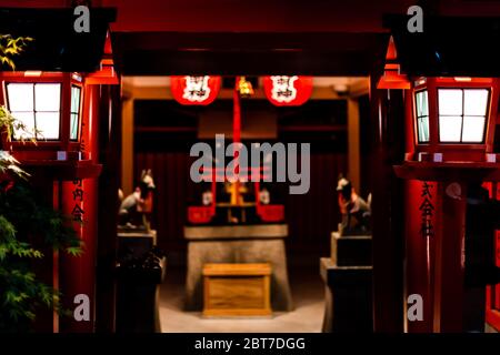 Kyoto, Japon - 16 avril 2019 : nuit nocturne à Gion avec entrée à Yuuraku Inari Daimuyjin un petit sanctuaire Inari derrière la maison de thé geisha Banque D'Images