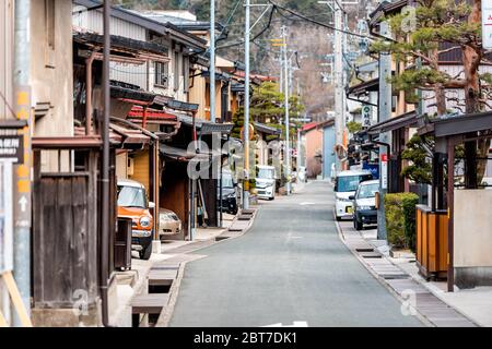 Takayama, Japon - 6 avril 2019 : préfecture de Gifu au Japon avec des maisons traditionnelles en bois sur la rue d'allée et personne pendant la journée Banque D'Images