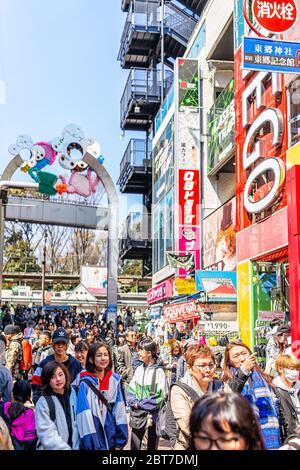 Tokyo, Japon - 2 avril 2019 : célèbre rue populaire Takeshita à Harajuku avec une foule de personnes marchant à côté de bâtiments colorés vue verticale Banque D'Images