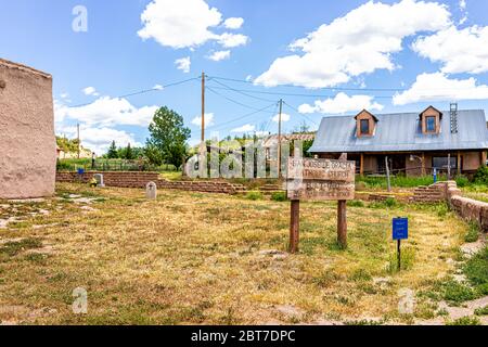 Las Trampas, USA - 19 juin 2019: San Jose de Gracia église sur la route de haut village de Taos avec historique vintage adobe bâtiment au Nouveau-Mexique avec Banque D'Images