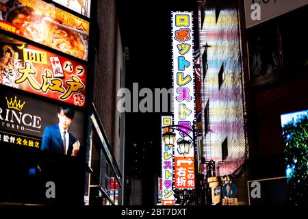 Shinjuku, Japon - 3 avril 2019 : célèbre rue Kabukicho dans le centre-ville de Tokyo avec des lumières lumineuses au néon la nuit pour des annonces de robots res Banque D'Images