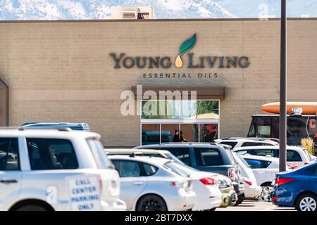 American Fork, USA - 29 juillet 2019: Young Living Essential Oils Member Services entreprise entrepôt dans l'Utah avec parking voitures par le signe entra Banque D'Images