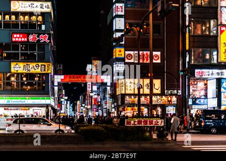 Shinjuku, Japon - 3 avril 2019 : passage en croix par panneau d'entrée à la célèbre rue de chemin de chemin Kabukicho dans le centre-ville de Tokyo avec Banque D'Images