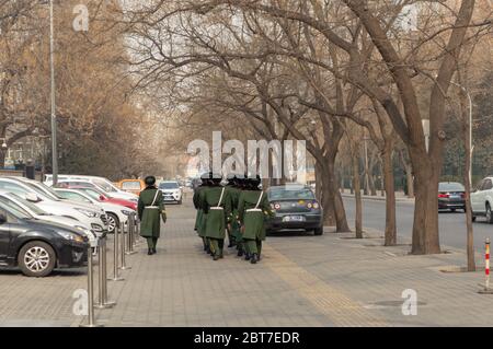 Beijing / Chine - 24 janvier 2015 : une équipe de la police armée des peuples chinois (gendarmerie), responsable de la sécurité interne, patrouillent le Banque D'Images