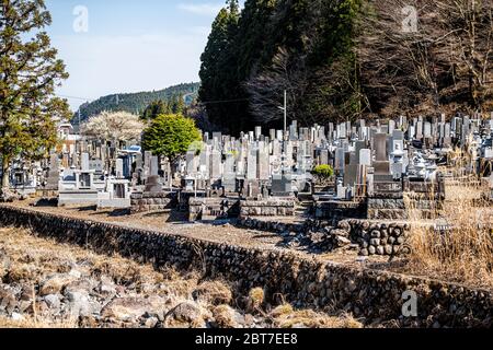 Nikko, Japon - 5 avril 2019 : ville-préfecture de Tochigi avec cimetière et nombreuses tombes en pierre dans des tombes de cimetière pendant la journée Banque D'Images