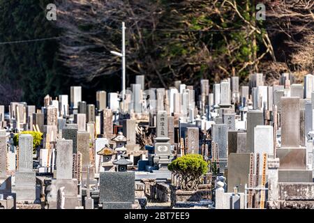 Nikko, Japon - 5 avril 2019 : ville-préfecture de Tochigi avec cimetière et nombreuses tombes en pierre dans des tombes de cimetière pendant la journée Banque D'Images