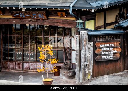 Takayama, Japon - 6 avril 2019 : préfecture de Gifu au Japon avec des panneaux de direction en anglais pour la maison de Nokubi, la réserve de céréales, le musée et la balade Banque D'Images