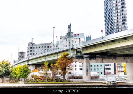 Osaka, Japon - 13 avril 2019 : vue sur la ville et gratte-ciel des bâtiments tour le soir nuageux avec pont Banque D'Images