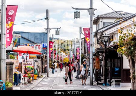 Uji, Japon - 14 avril 2019 : ville de village traditionnelle avec route de magasins vendant des produits de thé vert et touristes gens marchant Banque D'Images