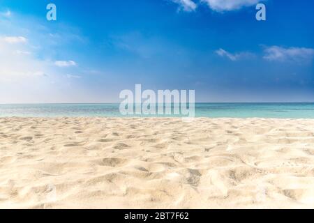 Arrière-plan de la plage d'été. Sable et mer et ciel. Fond de plage tropicale vide. Horizon avec ciel et sable blanc Banque D'Images