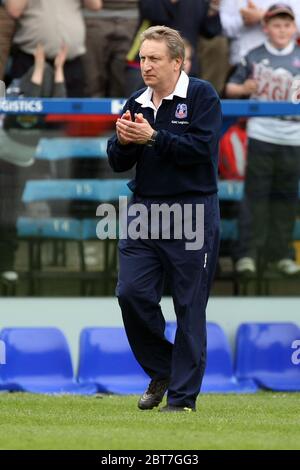 LONDRES, ROYAUME-UNI. 04 MAI : Neil Warnock, directeur du Crystal Palace, reçoit les applaudissements de la foule après avoir atteint les éliminatoires pendant le championnat Coca Cola Banque D'Images