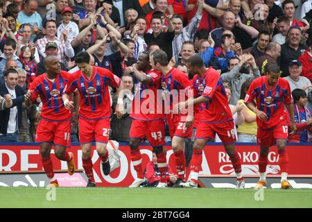 LONDRES, ROYAUME-UNI. 04 MAI : palais Clinton Morrison célèbre le deuxième but des palais de notation pendant le championnat Coca Cola entre Crystal Palace et Burnley at Banque D'Images