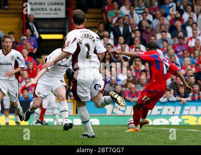 LONDRES, ROYAUME-UNI. 04 MAI : Scott Sinclair, du Crystal Palace, marque le 4e but de Palaces pendant le championnat Coca Cola entre Crystal Palace et Burnley à Selhu Banque D'Images