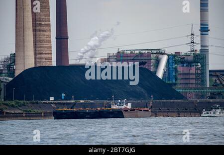 Navires de cargaison sur le Rhin près de Duisburg, ThyssenKrupp aciéries à Duisburg-Marxloh, Schwelgern cokage, chantier de stockage de charbon, stock, Allemagne Banque D'Images