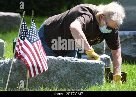 Racine, Wisconsin, États-Unis. 23 mai 2020. GRACE HOLM tend à la famille Holm parcelle dans le cimetière historique de Mound à racine, Wisconsin samedi 23 mai 2020 avec son mari Harold Holm II au début du week-end du Memorial Day. Crédit : Mark Hertzberg/ZUMA Wire/Alay Live News Banque D'Images