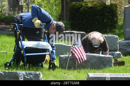 Racine, Wisconsin, États-Unis. 23 mai 2020. HAROLD HOLM II et GRACE HOLM tendent à la famille de Holm parcelle dans le cimetière historique de Mound à racine, Wisconsin samedi 23 mai 2020 au début du week-end du Memorial Day. Crédit : Mark Hertzberg/ZUMA Wire/Alay Live News Banque D'Images