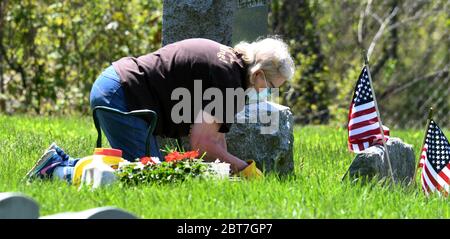 Racine, Wisconsin, États-Unis. 23 mai 2020. GRACE HOLM tend à la famille Holm parcelle dans le cimetière historique de Mound à racine, Wisconsin samedi 23 mai 2020 avec son mari Harold Holm II au début du week-end du Memorial Day. Crédit : Mark Hertzberg/ZUMA Wire/Alay Live News Banque D'Images