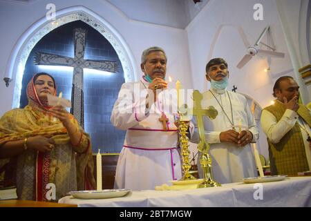 Peshawar, Pakistan. 22 mai 2020. Église du Pakistan l'évêque Sarfraz Humphrey Peter priera pour les martyrs de la tragédie de Karachi à l'église de Kent le samedi à 14 heures et allumera des bougies en mémoire des martyrs. (Photo de Hussain Ali/Pacific Press/Sipa USA) crédit: SIPA USA/Alay Live News Banque D'Images