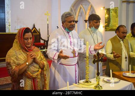 Peshawar, Pakistan. 22 mai 2020. Église du Pakistan l'évêque Sarfraz Humphrey Peter priera pour les martyrs de la tragédie de Karachi à l'église de Kent le samedi à 14 heures et allumera des bougies en mémoire des martyrs. (Photo de Hussain Ali/Pacific Press/Sipa USA) crédit: SIPA USA/Alay Live News Banque D'Images