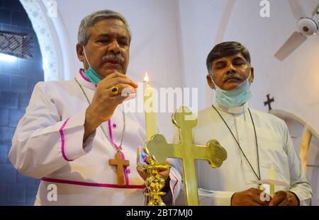 Peshawar, Pakistan. 22 mai 2020. Église du Pakistan l'évêque Sarfraz Humphrey Peter priera pour les martyrs de la tragédie de Karachi à l'église de Kent le samedi à 14 heures et allumera des bougies en mémoire des martyrs. (Photo de Hussain Ali/Pacific Press/Sipa USA) crédit: SIPA USA/Alay Live News Banque D'Images