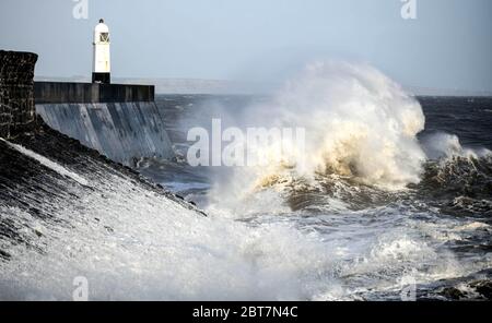 Swansea, Royaume-Uni. 23 mai 2020. Météo Royaume-Uni. Waves s'est écrasent contre la jetée de Portcawl, dans le sud du pays de Galles, tandis que de forts vents soufflent au Royaume-Uni, provoquant des mers brutales sur la côte à l'approche de Bank Holiday. Crédit : Robert Melen/Alay Live News Banque D'Images