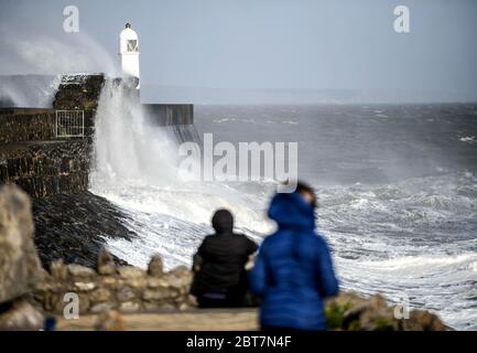 Swansea, Royaume-Uni. 23 mai 2020. Météo Royaume-Uni. Waves s'est écrasent contre la jetée de Portcawl, dans le sud du pays de Galles, tandis que de forts vents soufflent au Royaume-Uni, provoquant des mers brutales sur la côte à l'approche de Bank Holiday. Crédit : Robert Melen/Alay Live News Banque D'Images