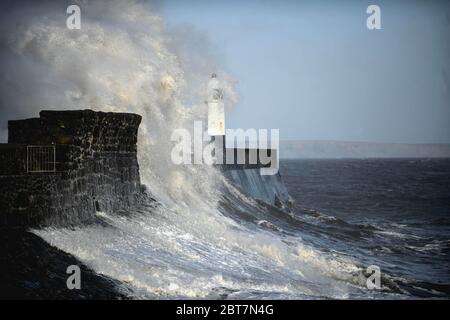 Swansea, Royaume-Uni. 23 mai 2020. Météo Royaume-Uni. Waves s'est écrasent contre la jetée de Portcawl, dans le sud du pays de Galles, tandis que de forts vents soufflent au Royaume-Uni, provoquant des mers brutales sur la côte à l'approche de Bank Holiday. Crédit : Robert Melen/Alay Live News Banque D'Images