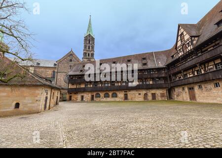 Vue sur la dite Alte Hofhaltung. Une cour du XVe siècle avec plusieurs bâtiments avec une galerie en bois. Banque D'Images