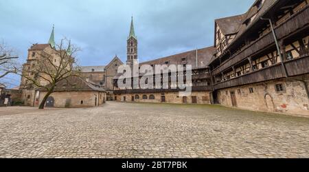 Panorama de la cour intérieure de l'Alte Hofhaltung (ancienne cour). En arrière-plan une tour de la cathédrale de Bamberg. Un site classé au patrimoine mondial de l'UNESCO. Banque D'Images