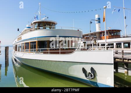 Vue sur un bateau à vapeur / vapeur ancrage à la jetée de Stegen, lac Ammer. Normalement, la saison du défroisseur commence en début de mai; retardée en raison du Covid-19 Banque D'Images