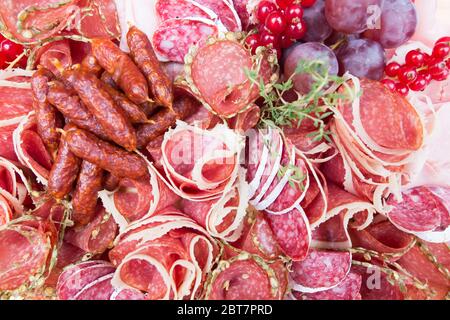 Assiette pleine de différents types de saucisses et salami, concept alimentaire Banque D'Images