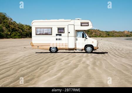 vieux bus de camping, camping-car à la plage Banque D'Images