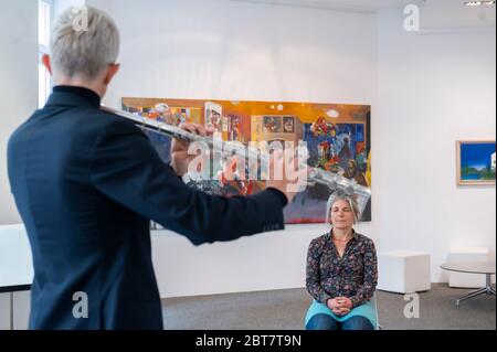 Dresde, Allemagne. 23 mai 2020. Bernhard Kury et Christiane Tzschacksch se rencontrent lors des concerts "1:1" - Staatskapelle direkt. Les musiciens de la Staatskapelle Dresden jouent un morceau de musique d'environ 10 minutes pour 1 auditeur chacun. Les parties intéressées peuvent réserver une telle rencontre sur Internet. Seul le lieu et le temps sont connus, l'auditeur ne connaît ni le musicien, ni l'instrument et la pièce musicale. Les concerts ont lieu dans environ 10 lieux dans des magasins, des galeries et des églises. Credit: Matthias Rietschel/dpa-Zentralbild/dpa/Alay Live News Banque D'Images