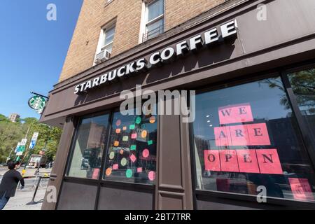 Nous affichons une affiche ouverte en évidence au café Starbucks de Dyckman St. pendant la pandémie de coronavirus ou de covid-19 Banque D'Images