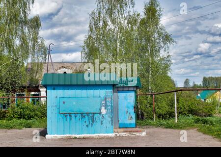 MOSCOU, RUSSIE - 16 mai 2020 : un magasin rural abandonné sous forme de maison de village dans la région de Tula. Banque D'Images