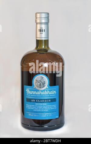 KIEV, UKRAINE - 08 JUIN 2019: Bunnahabhain an Cladach Edition limitée Islay single malt Scotch Whisky bouteille de gros plan contre blanc. Distiller Banque D'Images