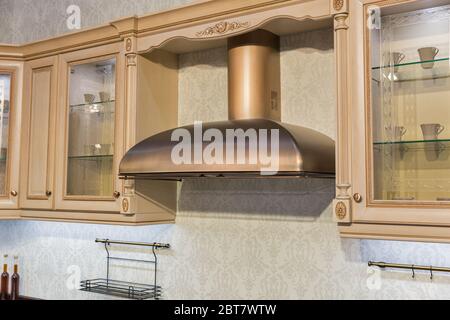 Intérieur moderne avec meubles de cuisine et hotte de style ancien Banque D'Images