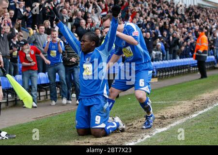 LONDRES, Royaume-Uni MARS 29: Aaron McLean de Peterborough marque et célèbre le but d'ouverture pendant la Coca Cola League Two entre Peterborough United v Banque D'Images