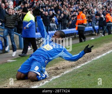 LONDRES, Royaume-Uni MARS 29: Aaron McLean de Peterborough marque et célèbre le but d'ouverture pendant la Coca Cola League Two entre Peterborough United v Banque D'Images