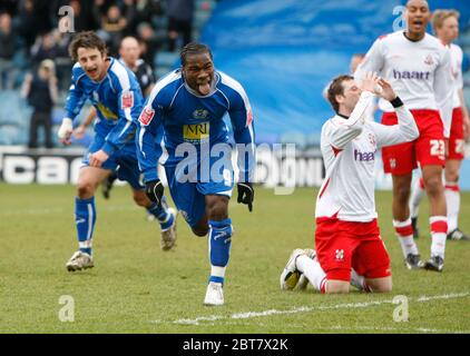 LONDRES, Royaume-Uni MARS 29: Aaron McLean de Peterborough marque et célèbre le but d'ouverture pendant la Coca Cola League Two entre Peterborough United v Banque D'Images