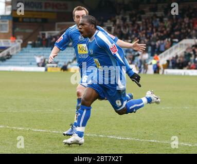 LONDRES, Royaume-Uni MARS 29: Aaron McLean de Peterborough marque et célèbre le but d'ouverture pendant la Coca Cola League Two entre Peterborough United v Banque D'Images