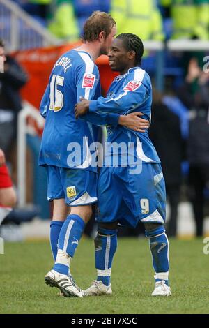 LONDRES, Royaume-Uni MARS 29: Les 2 buts de Peterborough Aaron McLean et Scott Rendell se félicitent mutuellement à la fin de la Coca Cola League deux betwee Banque D'Images