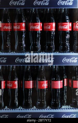 Rivne, Ukraine - 18 février 2020 : bouteilles de Coca Cola dans un mini-réfrigérateur. Banque D'Images