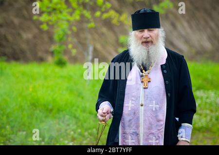 CHEREPOVETS, RUSSIE - 22 juin 2016 : prêtre orthodoxe russe en cérémonie religieuse Banque D'Images