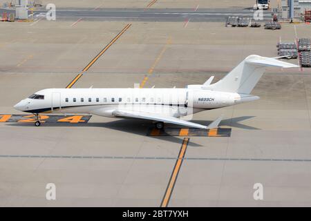 Bombardier BD-700-1A10 sol 6000 à l'aéroport Tokyo Haneda. Jet d'affaires utilisé par les cadres et le transport VIP. Avion immatriculé sous le nom de N899CH. Banque D'Images