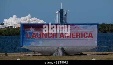 Cape Canaveral, États-Unis d'Amérique. 22 mai 2020. La fusée SpaceX Falcon 9 transportant le vaisseau spatial Crew Dragon lors d'un bref essai statique au complexe de lancement 39A en préparation à la mission Demo-2 au Kennedy Space Center le 22 mai 2020 à Cape Canaveral, Floride. La mission SpaceX Demo-2 de la NASA est le premier lancement commercial qui transporte des astronautes à la Station spatiale internationale. Crédit: Joel Kowsky/NASA/Alay Live News Banque D'Images